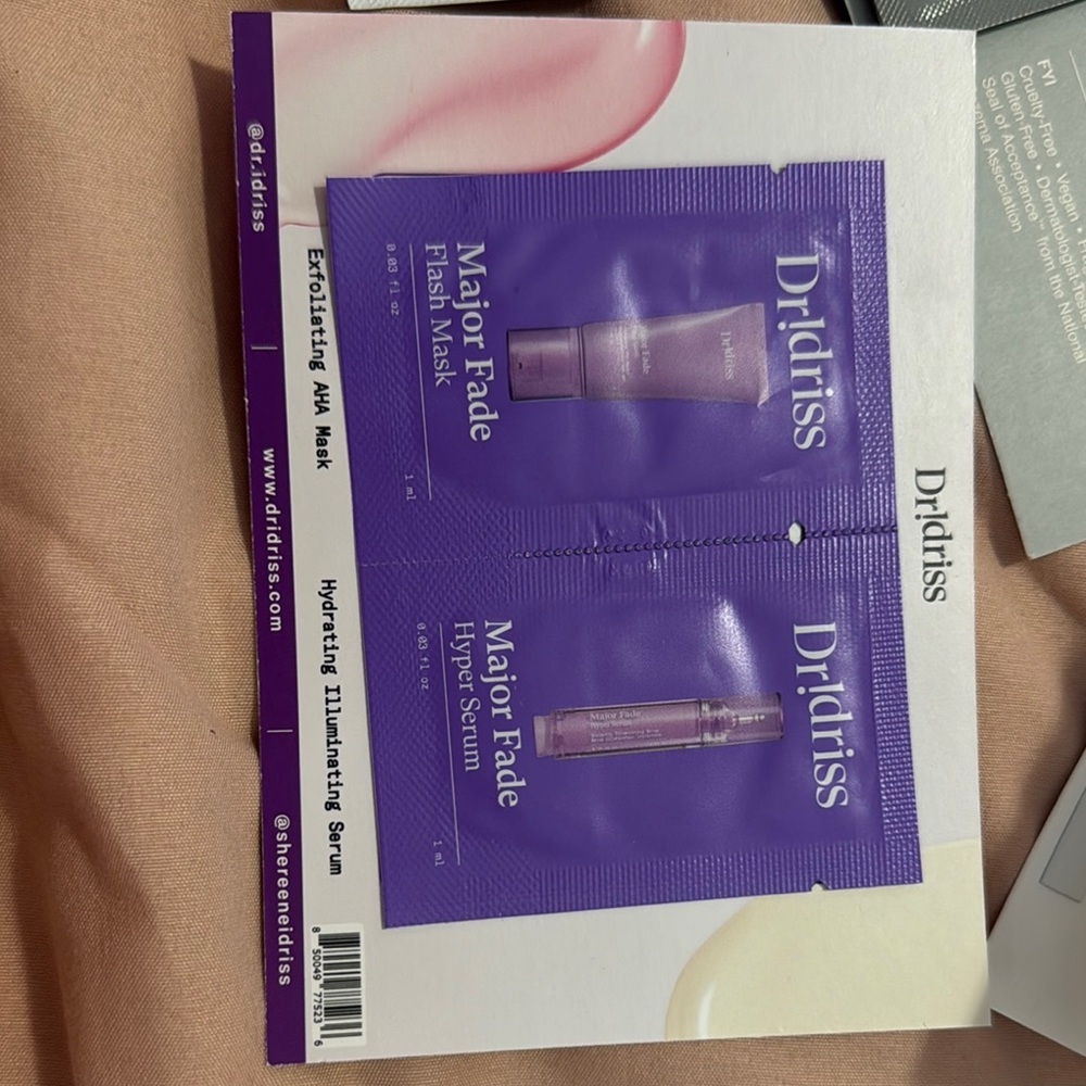 Assorted Skincare Sample Set - Picture 2 of 9